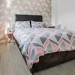 Pink Sapphire Double Room With En-Suite & Wifi