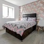 Pink Sapphire Double Room With En-Suite & Wifi