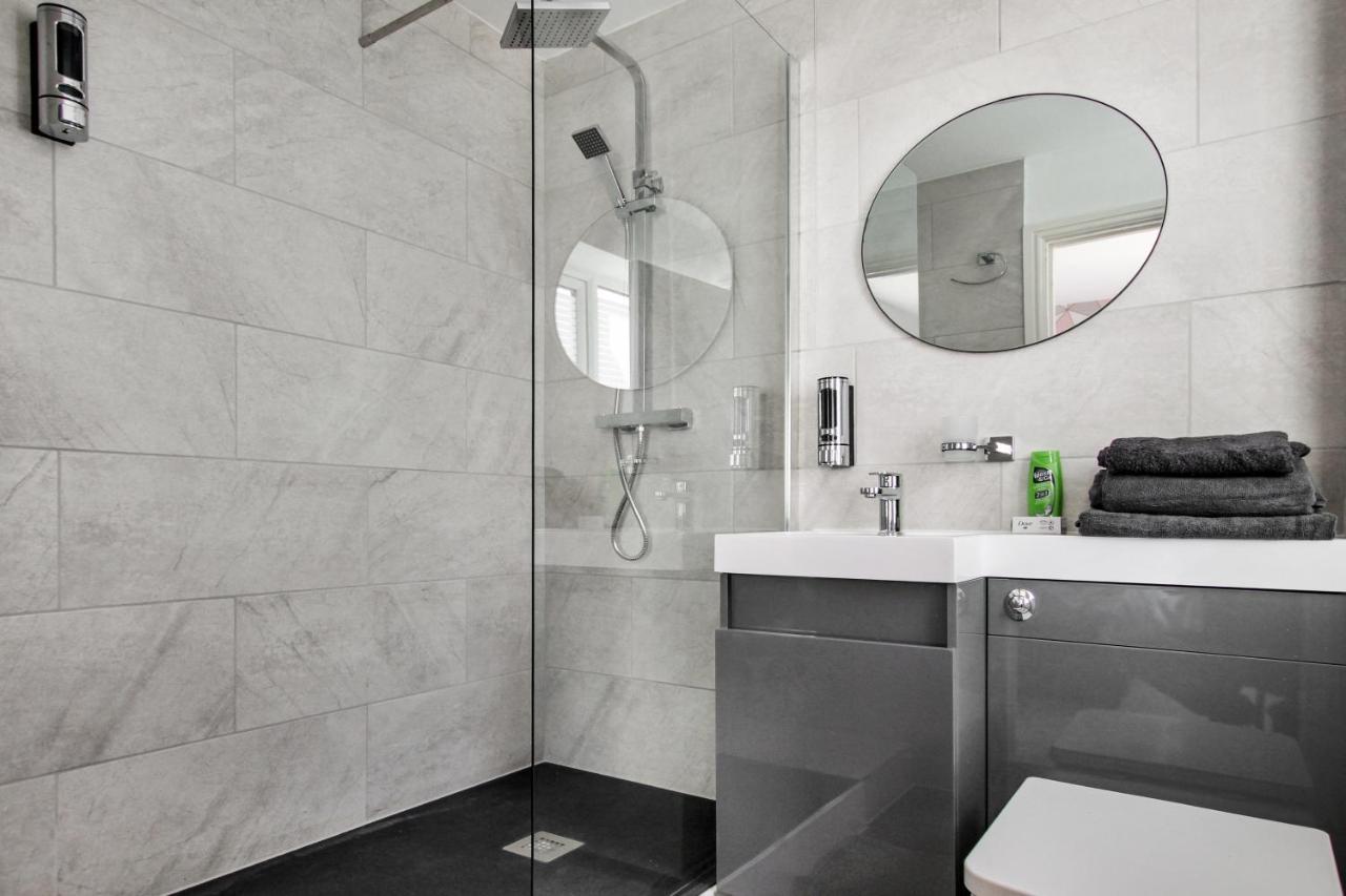 Pink Sapphire Double With En-suite & Wifi Alloggio in famiglia